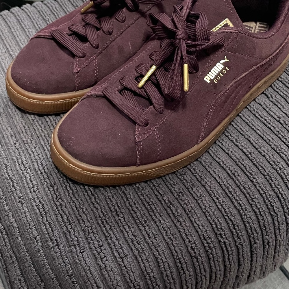 Burgundy pumas